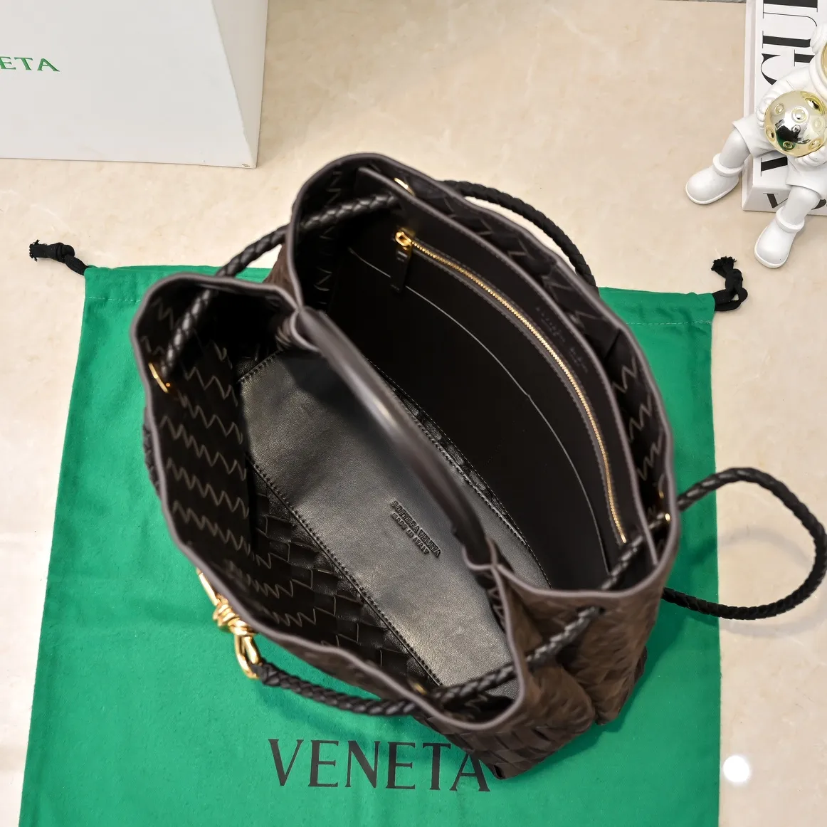 Batch 2360 BV new Andiamo is shipped‼ ️Really popular🔥The new Andiamo woven handbag launched by Bottega Veneta this season is really popular all over the world! ! Celebrities at home and abroad have worn it, and Oscar-winning actress Michelle Yeoh has taken it out on the street. Song Jia, Trai Yara, Yu Feihong, Sanji Ayaka, Rosie Hunting-Whiteley, Yoshioka Riho, etc. have all picked up this bag. It is classic and versatile, showing off its temperament, and the bag capacity is also large, which is very convenient for daily commuting! ! A variety of carrying methods, the shoulder straps can be adjusted by yourself, the original lambskin feels soft and delicate, and the unisex style breaks gender boundaries and brings a more practical and longer-lasting use experience. Andiamo, which has both elegant and casual styles, perfectly interprets the true appearance of "fashionable old money style". Style number: 8463 Size: 32*24*12